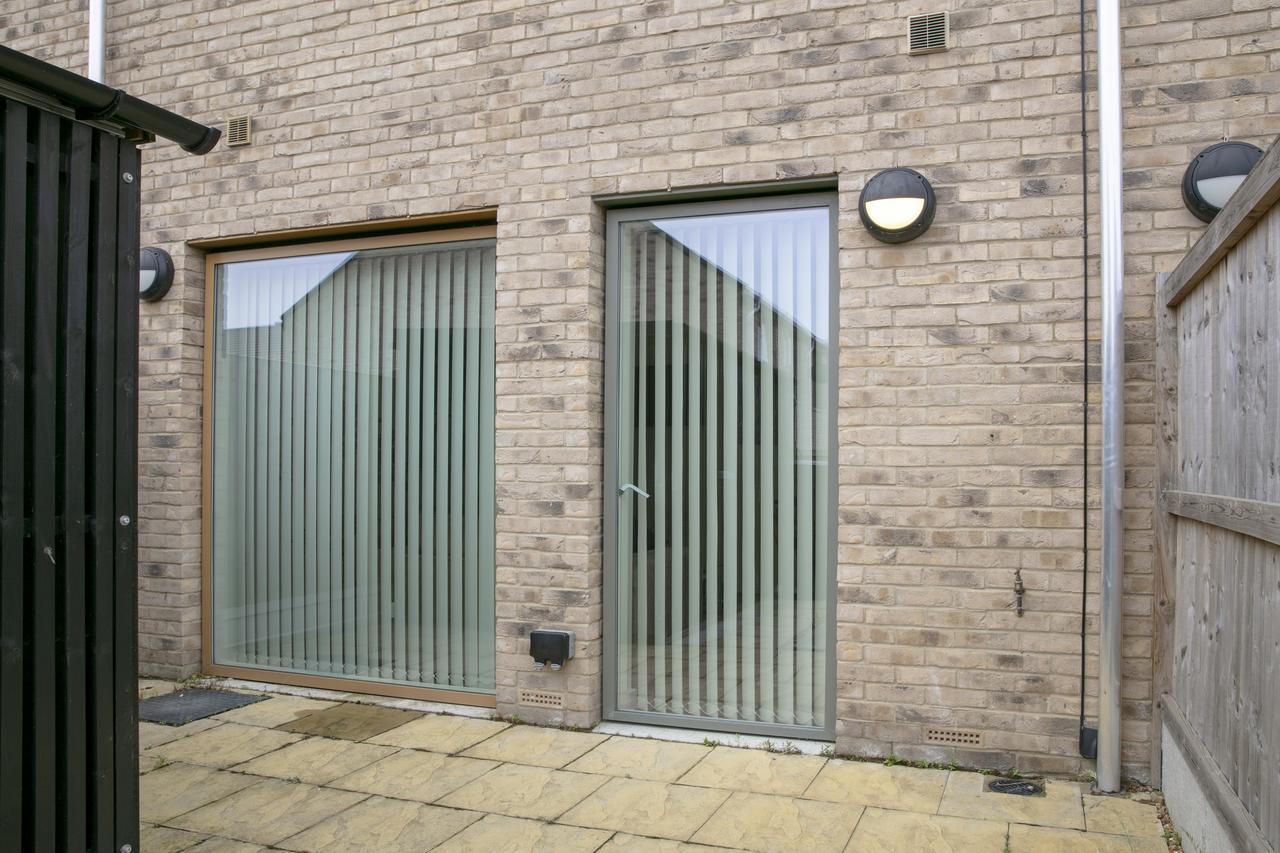 Modern & Exquisite Trumpington Townhouse With Parking & 5 Mins To Papworth Hospital CBG Eksteriør billede